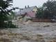 LIK_Povodně_rozvodněná řeka zatopila dům