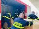 Příslušníci Záchranného útvaru HZS ČR připravují k distribuci respirátory FFP2 do potravinových bank