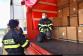 ZÚ_vykládka testů na covid na letišti Václava Havla_pohled na hasiče nakládající bedny