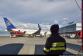 ZÚ_vykládka testů na covid na letišti Václava Havla_pohled na hasiče stojícího na letištní ploše