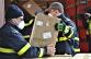 hasiči nakládají krabice s antigenními testy