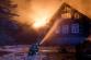 LIK_požár domu ve Světlé pod Ještědem_pohled na hasiče, kteří 1 proudem hasí hořící roubenku zespoda