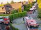 006 - hasičské vozy zaplnily celou ulici