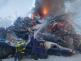 4_MSK_Požár vrakoviště v Mariánských Horách v Ostravě_pohled na hasiče hasící jedním proudem hořící kupu aut