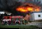 1_PHA_Požár haly v Uhříněvsi_pohled na cisternu, hasiče a hořící halu