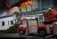 1_PHA_Požár haly v Uhříněvsi_hasiči se připravují na hašení z plošiny