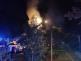 LIK_hasiči likvidují požár RD v Bozkově_pohled na hořící objekt a hasiče zasahující z plošiny