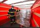 HP Lotyšsko_Nakládka humanitární pomoci_hasič nakládá paletu do vozu