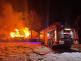 MSK_Požár rodinného domu na Bruntálsku_pohled na hořící budovu a CAS