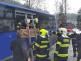 PAK_DN autobusu_hasiči pomáhají cestujícím dostat se ven z autobusu oknem