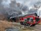 SČK_Požár pneumatik v Kladně_hasiči hasí hořící objekt