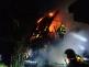 ZLK_Požár chatky v Uherském Brodě_Hasič leze po žebříku do hořícího objektu