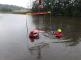 KVY_DN_hasiči vytahují z vody potopené osobní auto