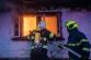KHK_Požár roubenky v Luisině údolí v orlických horách_hasiči nahlíží oknem do hořícího domu 