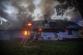 KHK_Požár roubenky v Luisině údolí v orlických horách_pohled na zasahující hasiče 