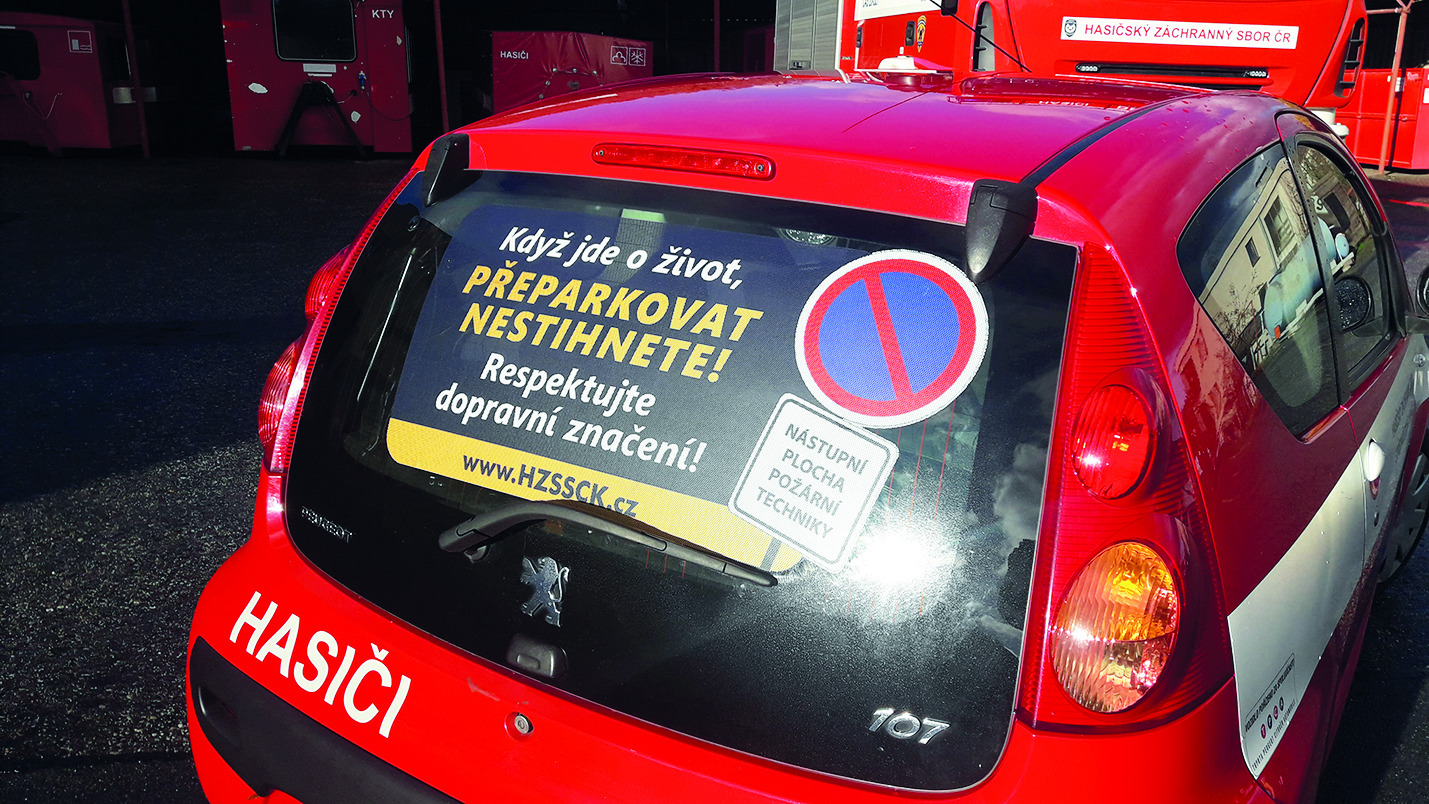 Obr. 4 Preventivní polep na referentská vozidla HZS Středočeského kraje rozšiřující povědomí ostatních řidičů o nástupních plochách pro požární techniku