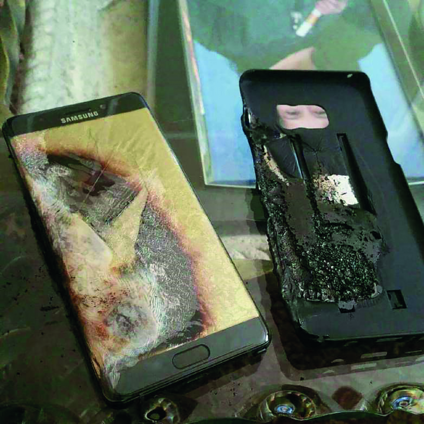 Obr. 10 Samsung Galaxy Note 7 a ochranný plastový kryt po požáru [ilustrační fotografie]