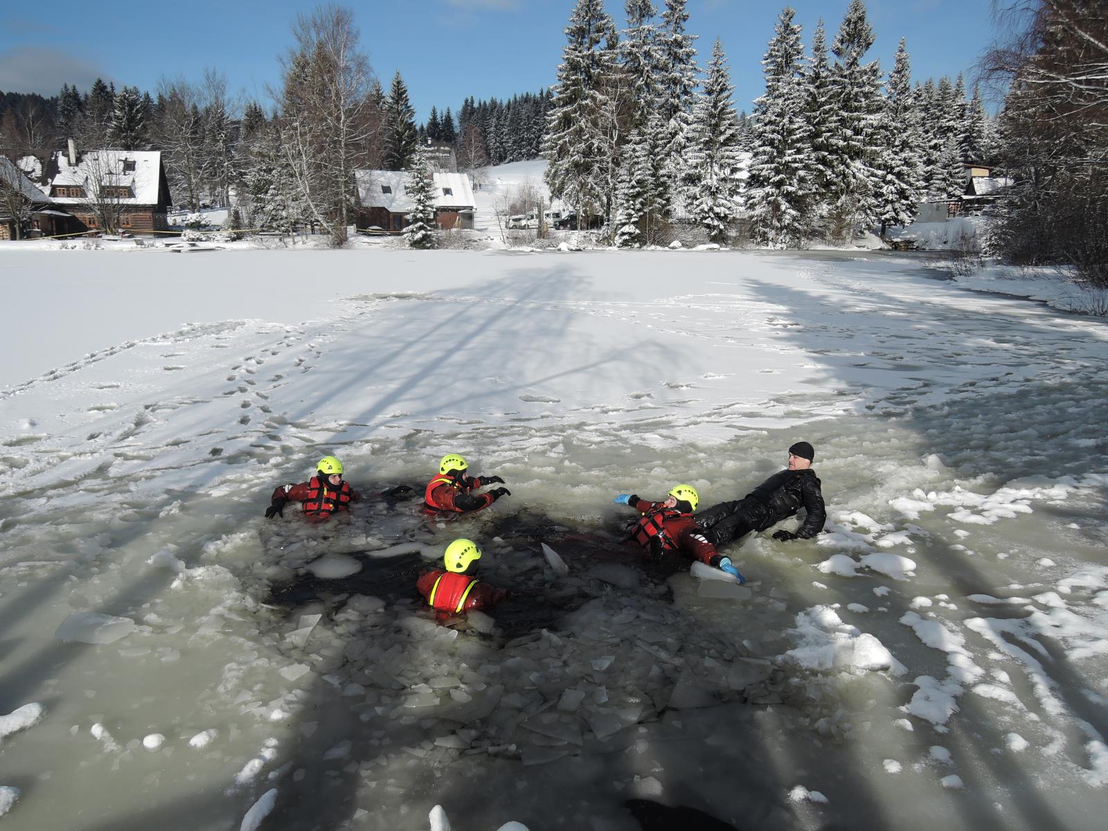 záchrana osoby propadlé na zamrzlé hladině