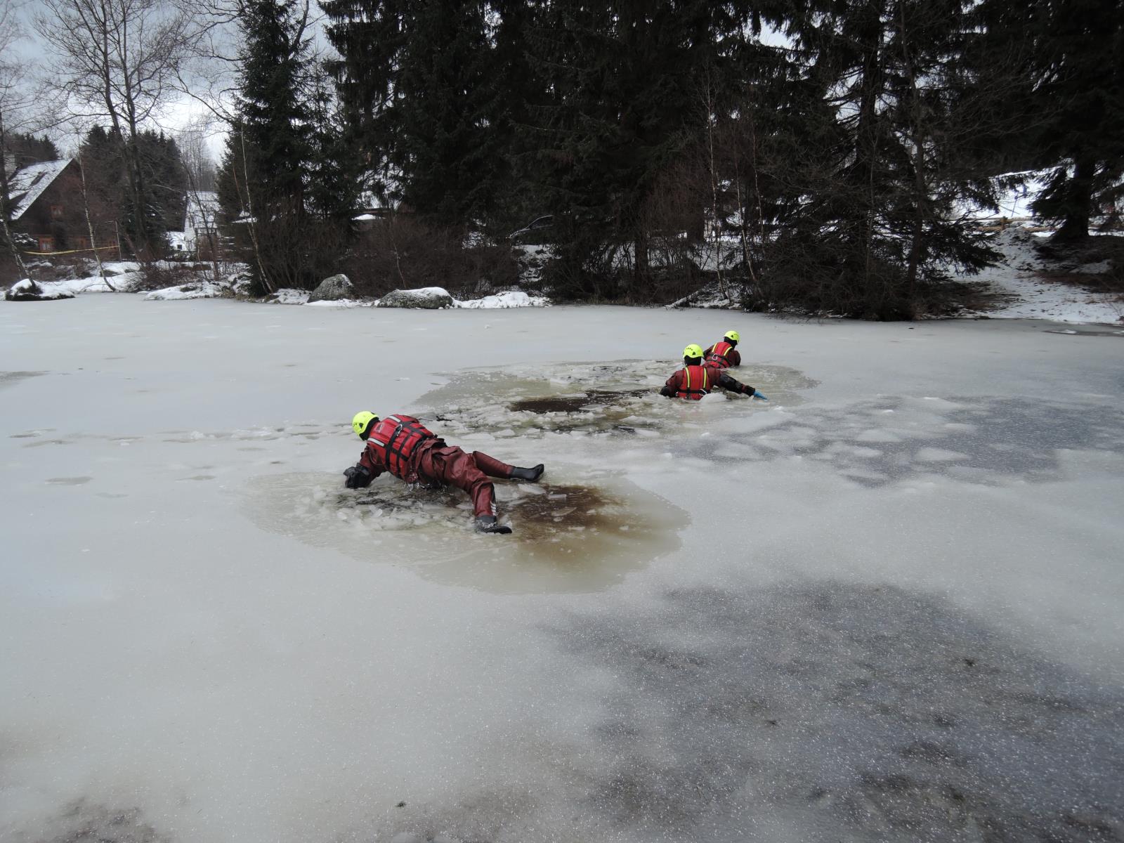 záchrana osoby propadlé na zamrzlé hladině