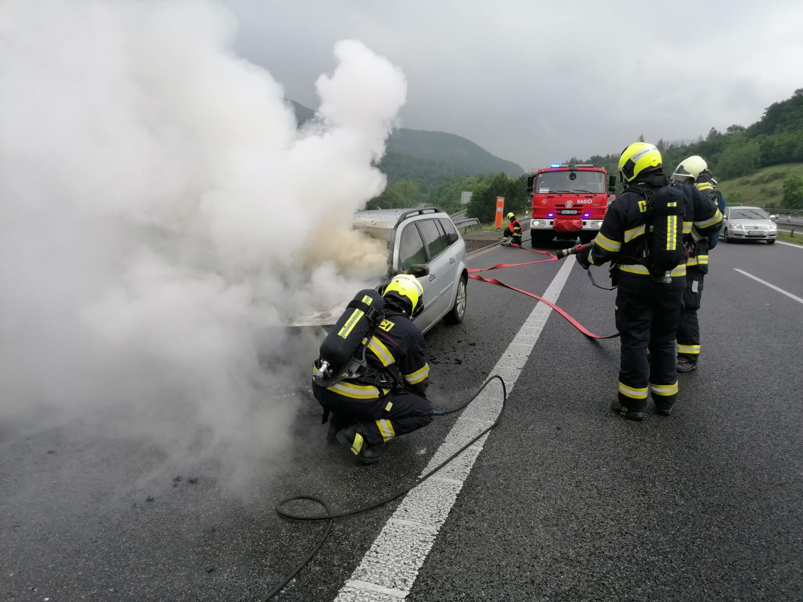Požár auta u Řehlovic (1).jpg
