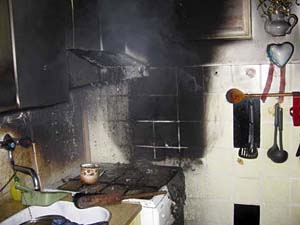 Prostor kuchyně požárem zasažené bytové jednotky