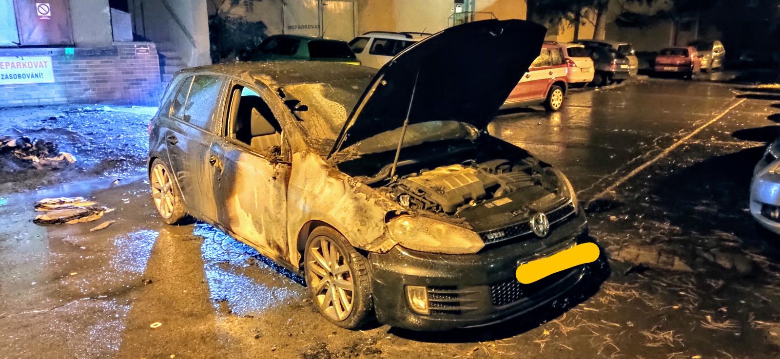 Požár popelnic a zaparkovaných aut v Děčíně (1).jpg