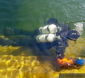 Potápěč HZS ČR pod vodou během specializačního kurzu Potápěč 2. stupně, který se uskutečnil 21. až 25. září 2020, lokalita: zatopený lom Leštinka.jpg