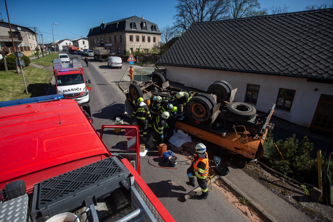 Dvě jednotky hasičů zasahovaly v dubnu 2020 u dopravní nehody cisterny s vodou, která havarovala v Bohuslavicích. Cisterna se v zatáčce převrátila, jedna osoba byla zraněna. 