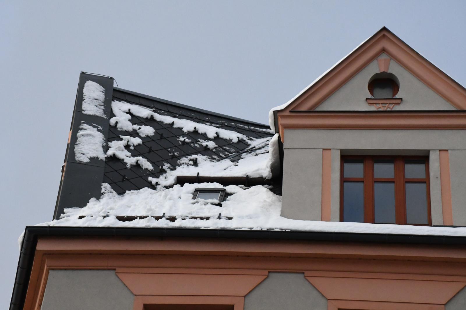 sníh_na_střechách