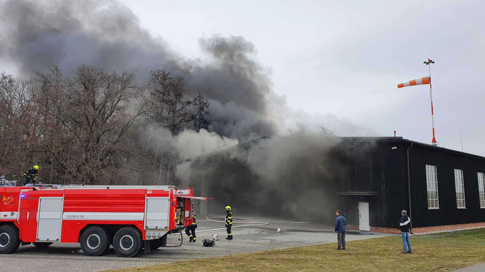 PHA_požár hangáru na letišti na Točné_hasiči chystají techniku k zásahu.jpg