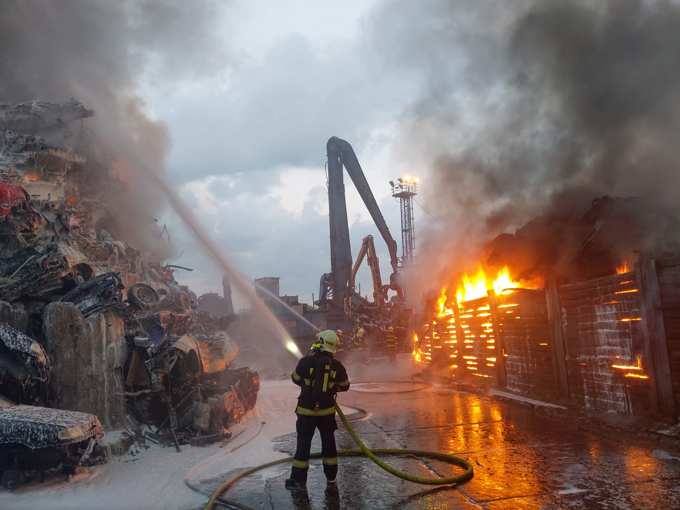 MSK_Požár vrakoviště v Mariánských Horách v Ostravě_pohled na zasahující hasiče a hořící hromady aut.jpg