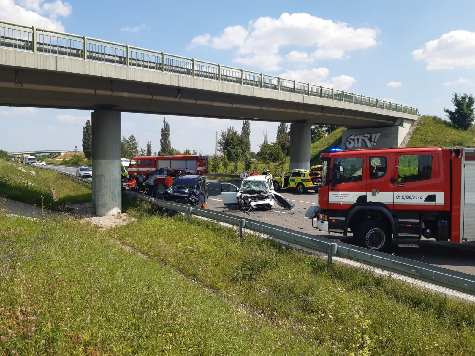 SČK_DN_pohled na zničené vozy, hasiče a ostatní záchranné složky při práci.jpg