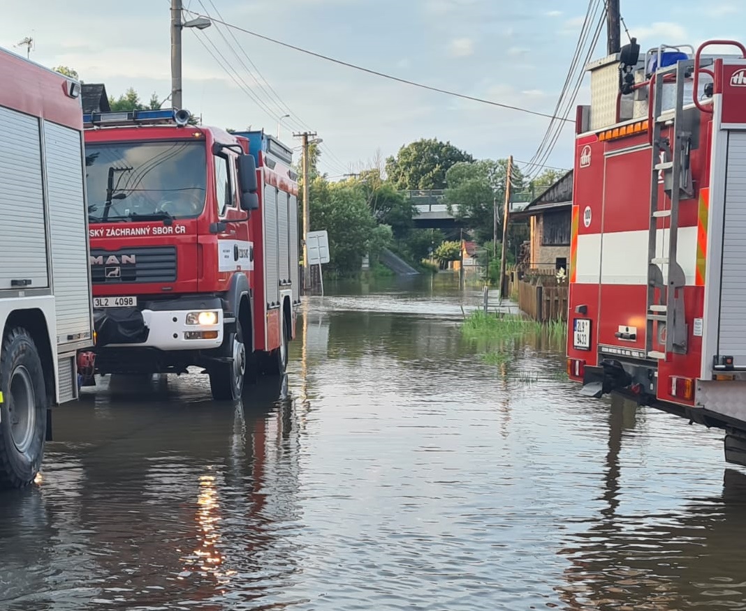 LIK_Povodně na Liberecku a Českolipsku_hasiči odčerpávají vodu na území obce Dobranov.jpg