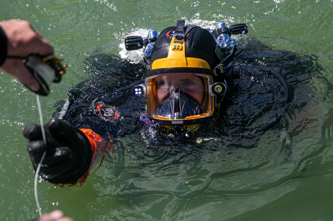 Když je potřeba, umíme pomoci i pod vodou. Směna A zajišťuje pro území východních Čech službu týmu hasičských potápěčů. Nejčastěji pomáháme při vyhledání a vyproštění potopených lodí nebo při vyhledání tonoucích osob. 