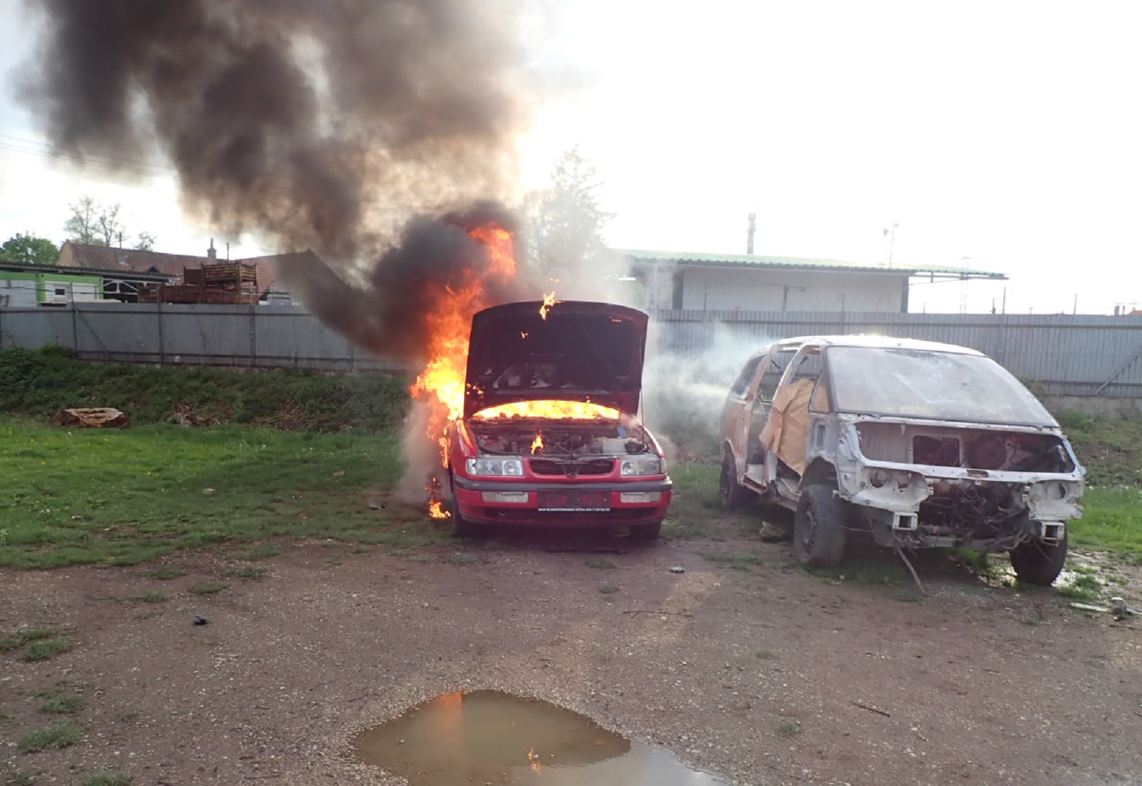 Hořící automobil v Uherském Brodě
