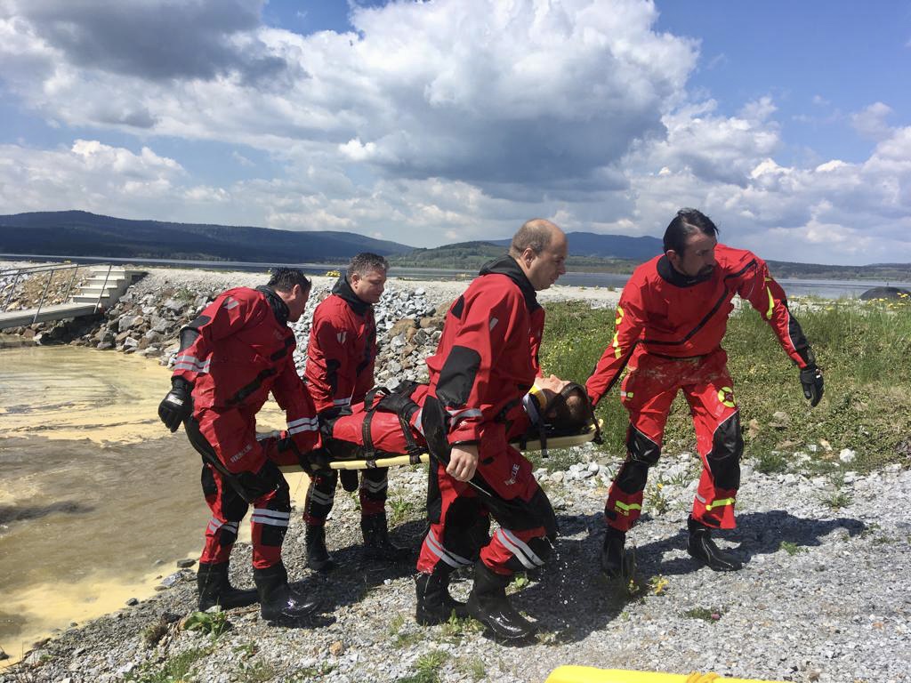 Nácvik záchrany osoby pomocí stabilizační desky Ferno v průběhu výcviku instruktorů pro práci na vodní hladině, které probíhalo 9. až 12. května 2022 na Lipně.jpg