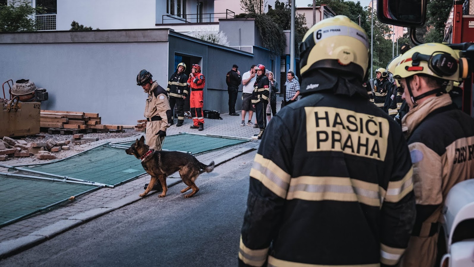 PHA_v Praze 4 se zřítila část domu_hasiči si kynology prohledávají trosky domu.jpg