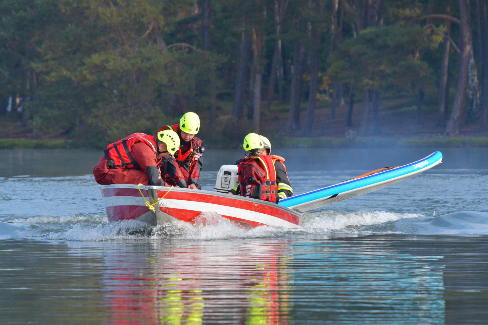 Profesionální hasiči ze stanice Doksy cvičili na Máchově jezeře