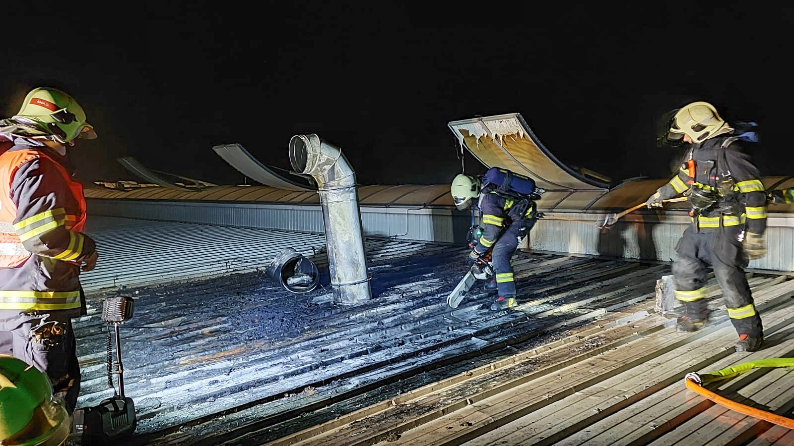 Likvidace požáru střechy haly v Zákupech