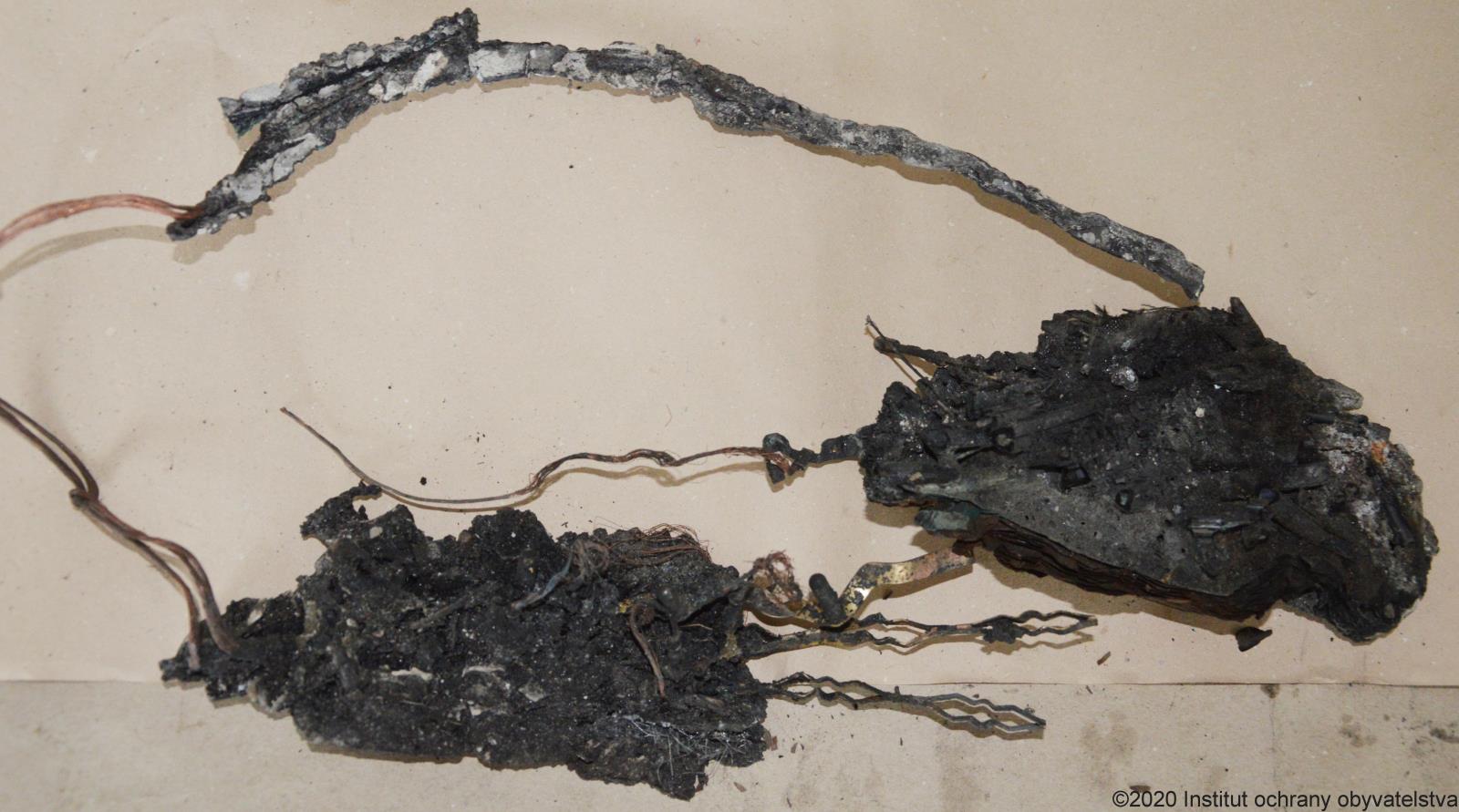 Požárem ohořelé vidlice el. spotřebičů zapojené do vícenásobné zásuvky prodlužovací šňůry