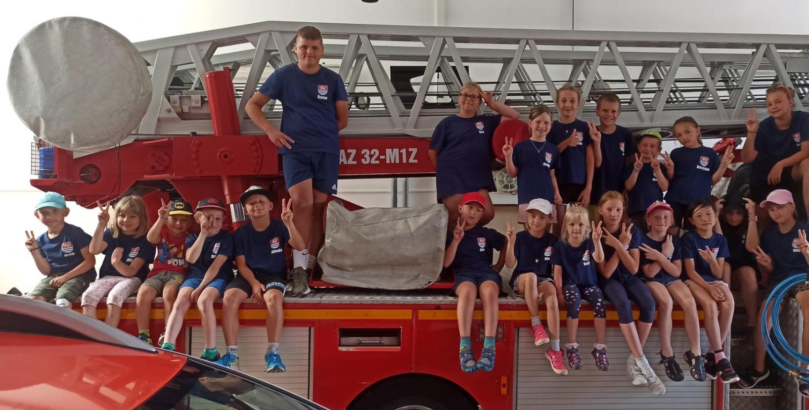 Exkurze - děti z tábora v Příšovicích - navštívily semilskou stanici profesionálních hasičů