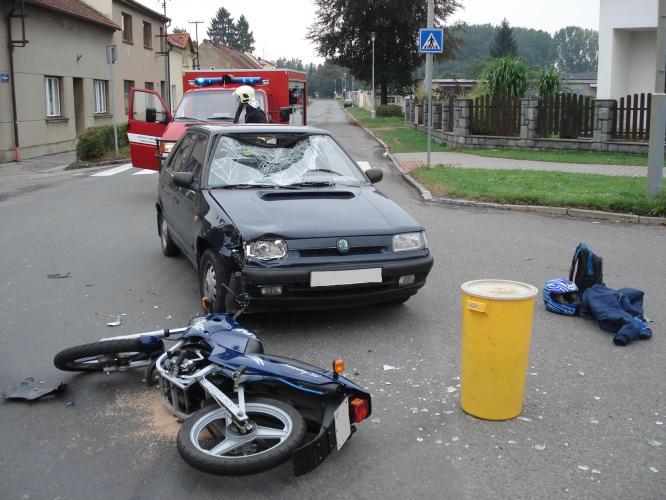 Nehoda motocyklu a osobního vozidla ve Vysokém Mýtě