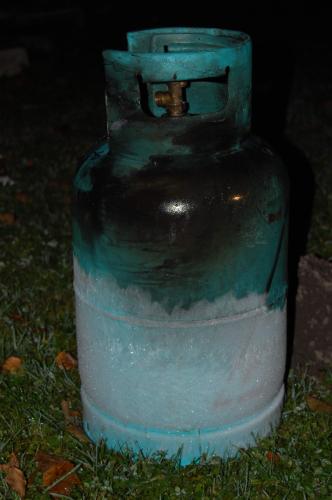 Propan butanovou lahev museli hasiči ochlazovat, aby nedošlo k explozi