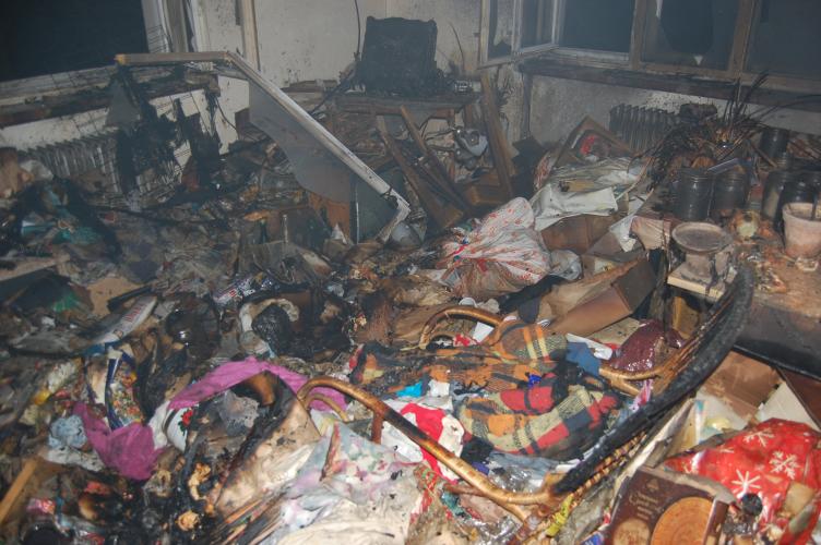 Plameny zcela zničily obývací pokoj