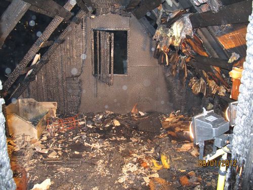 Interiér chaty zničený požárem