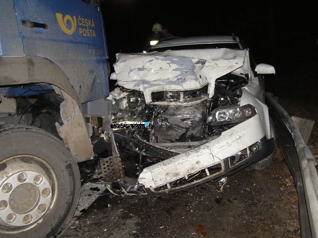 nehoda osobního auta a kamionu