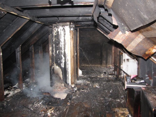 Podkroví domku zničené požárem