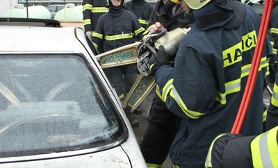 Cvičení hasičů při dopravní nehodě