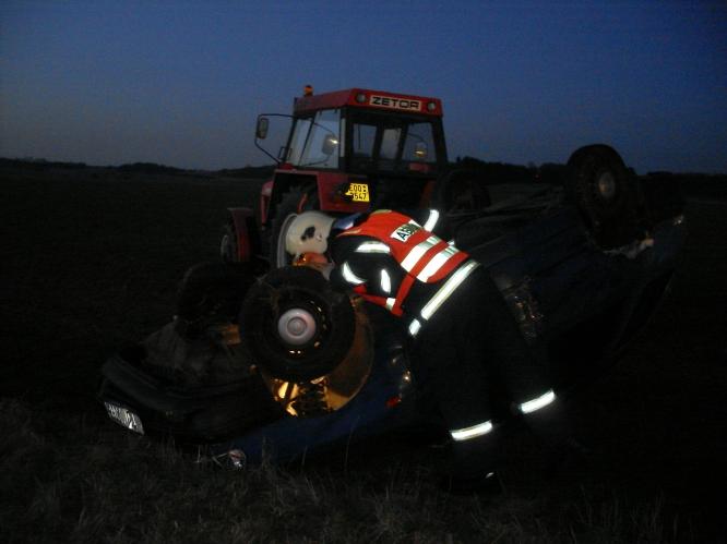 HAsiči z Chrudimi zasahovali u dopravní nehody v Podlažicích, kde vozidlo skončilo na střeše