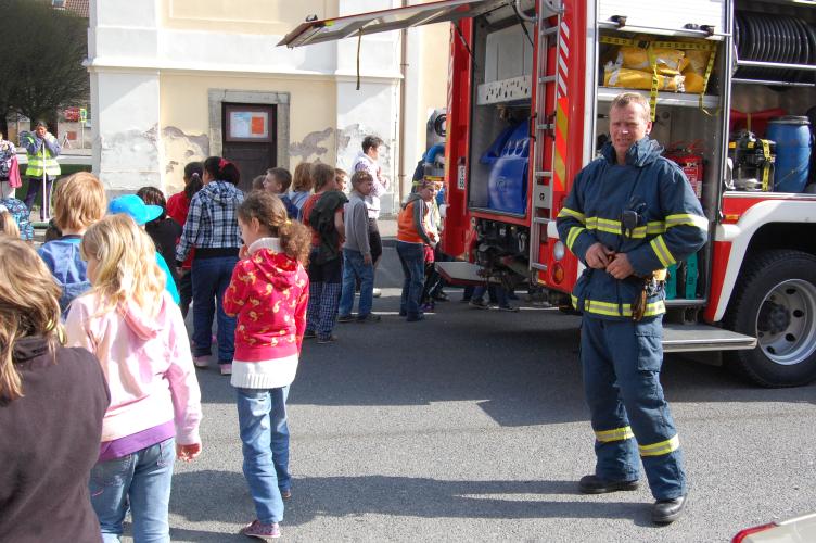 Děti ze základní školy si po cvičení měly možnost prohlédnout hasičskou techniku